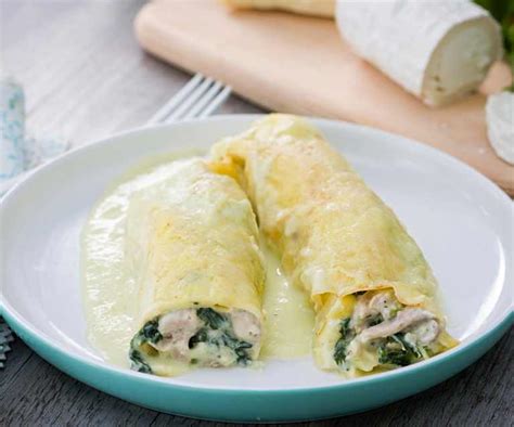 Ingredientes frescos para crepes de pollo y espinacas