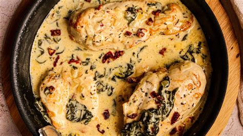 Relleno cremoso de pollo y espinacas en una sartén