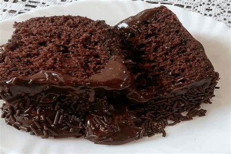 Bolo de chocolate fofinho sendo desenformado