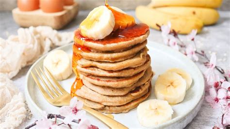 Torre de panqueques de avena y banana terminada