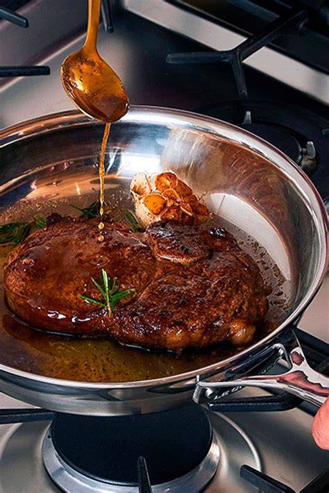 Filetes de ternera dorándose en una sartén