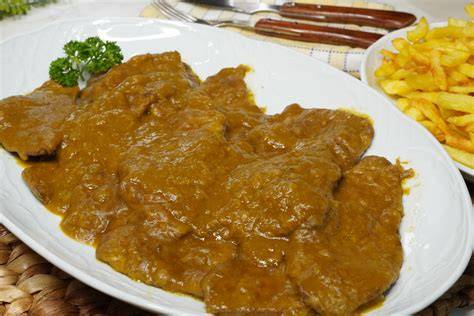 Plato terminado de filetes de ternera en salsa de almendras con arroz basmati