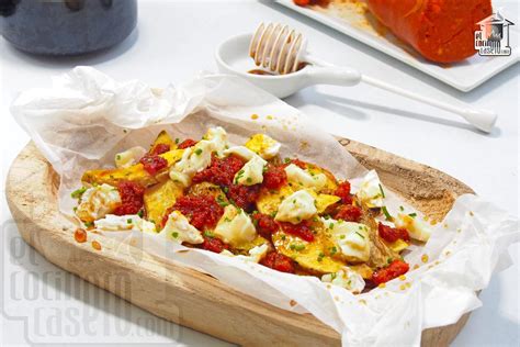 Bocados de tortitas de trigo con sobrasada, queso y miel