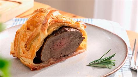 Solomillo Wellington servido en plato elegante con guarnición