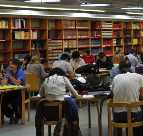 Opositores estudiando en una biblioteca
