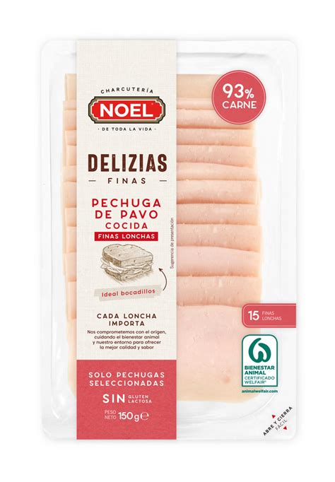 Pechuga de pavo cortada en lonchas finas con pistachos y piñones esparcidos por encima.