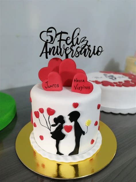 Torta de aniversario de novios de varios niveles