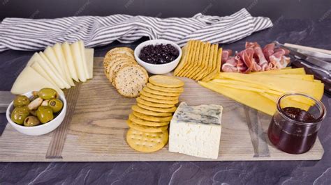 Variedad de panes y galletas saladas para tabla de quesos