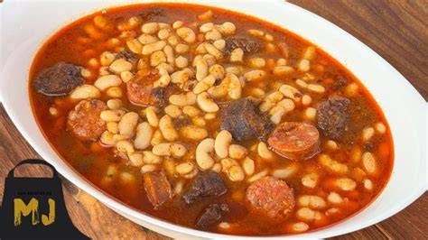 Plato de alubias canela guisadas con chorizo y morcilla
