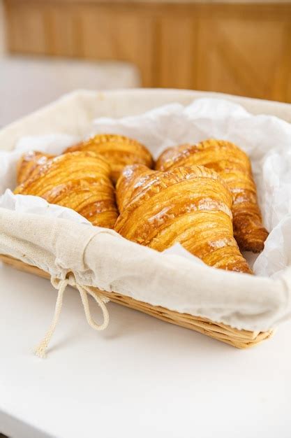Croissants recién horneados en una cesta