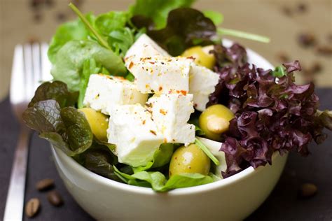 Queso feta griego en una ensalada