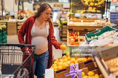 Mujer embarazada eligiendo queso en un supermercado