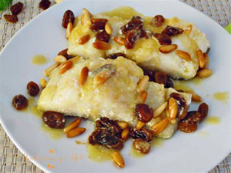 Bacalao con pasas y piñones