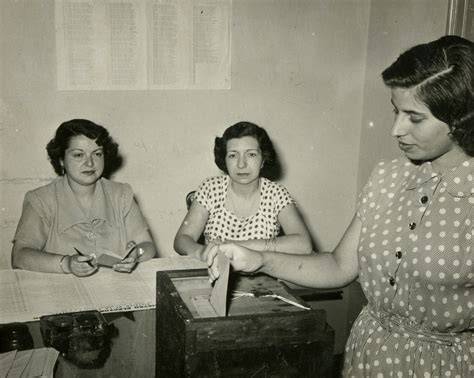 Mujeres votando en una elección histórica