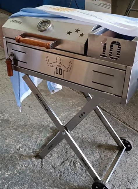 Parrilla personalizada de Leo Messi con detalles grabados.