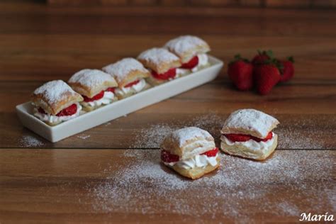 Bocaditos de hojaldre con fresas y merengue