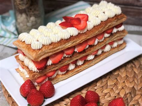 Montaje de milhojas de hojaldre con fresas y merengue