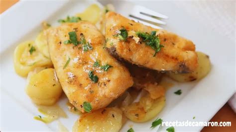 Merluza al horno con patatas y limón