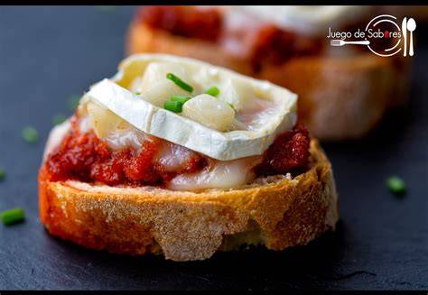 Tosta con alioli de sobrasada, miel y queso