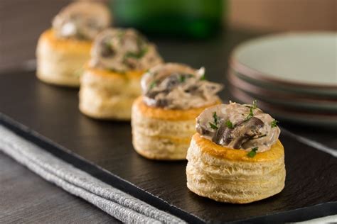 Volovanes de pollo y champiñones listos para servir