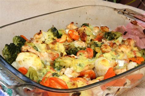 fuente de horno con diversas verduras gratinadas con queso dorado