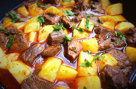 Tacos de ternera en salsa con patatas