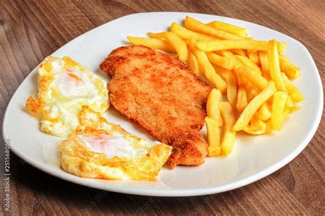 Plato de pollo rebozado con patatas fritas
