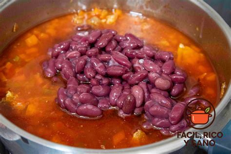 Olla con alubias pintas rojas cocinándose