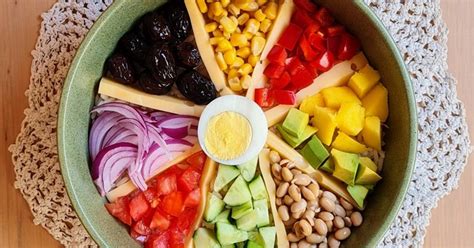 Bowl de ensalada con vegetales de colores variados