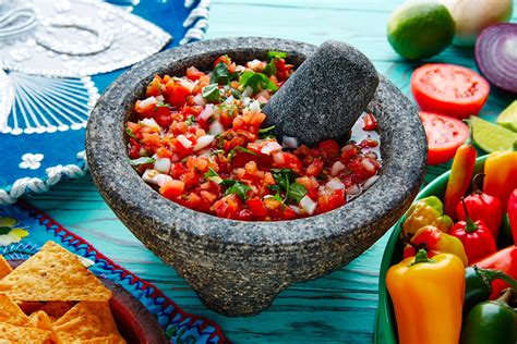 Molcajete con salsa mexicana