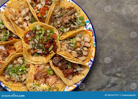 Tacos mexicanos con variedad de salsas
