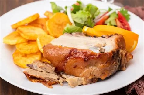 Ejemplos de acompañamientos para chancho al horno: arroz árabe, ensalada de papa, puré de manzana, salsa criolla