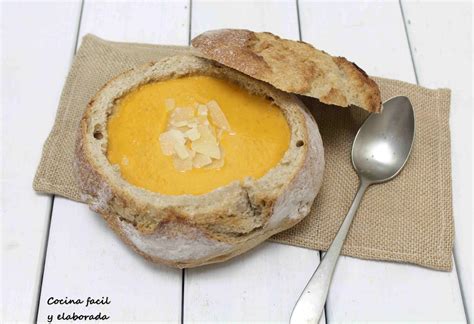 Sopa de fasoláda en un cuenco con pan rústico