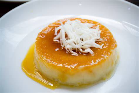 Flan de coco desmoldado y decorado