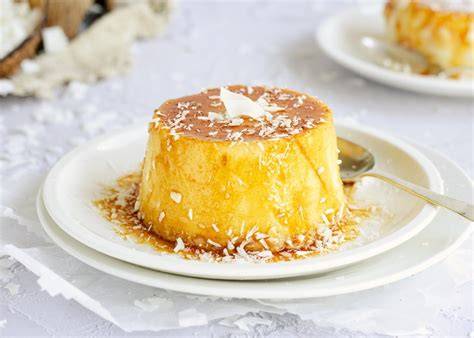 Flan de coco servido en plato