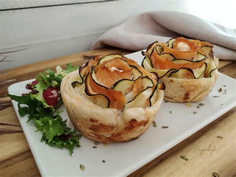 Rosas de hojaldre con calabacín y tomate en moldes individuales