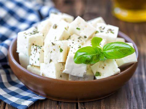 Queso Feta madurando en salmuera
