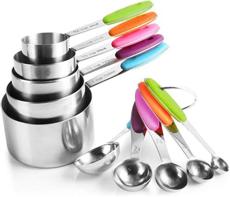 Ilustración de diferentes tipos de cucharas y tazas medidoras