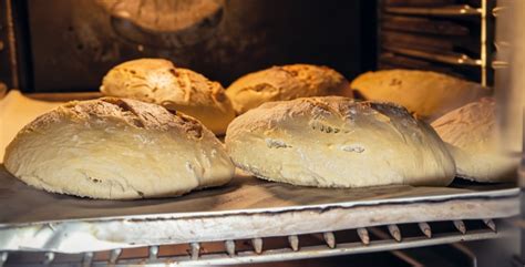 Pan tostándose en horno