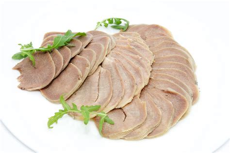 Lengua de res lavada y lista para cocinar