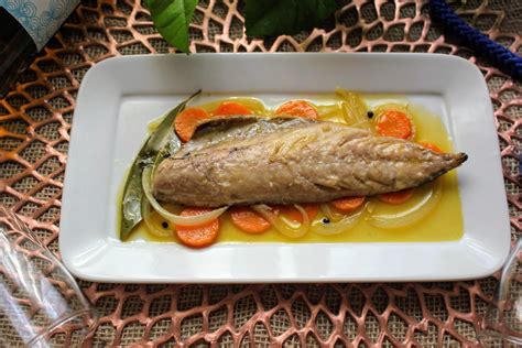 Plato terminado de caballa en escabeche con verduras