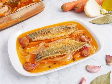 Infografía con los pasos clave para hacer caballa en escabeche