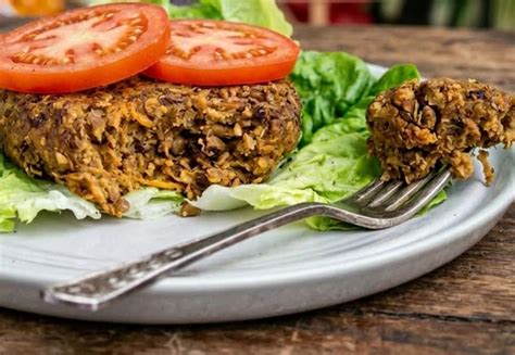 Hamburguesas de lentejas cocinándose en sartén