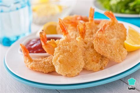 Variedad de salsas para acompañar camarones fritos