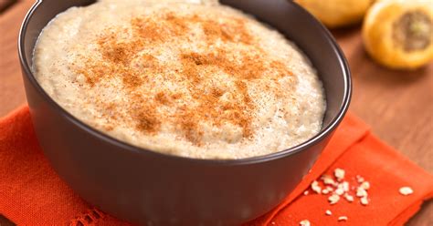 Bol de avena con leche, canela y frutas