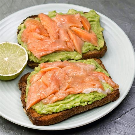 Imagen de un sándwich de pan de espelta con aguacate y salmón