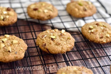 Galletas de frutos secos sin gluten decoradas para Navidad