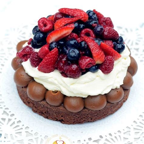 Brownie sin gluten decorado con frutos rojos