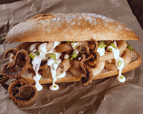 Bocadillo de mejillones con mayonesa de pimentón y piparras