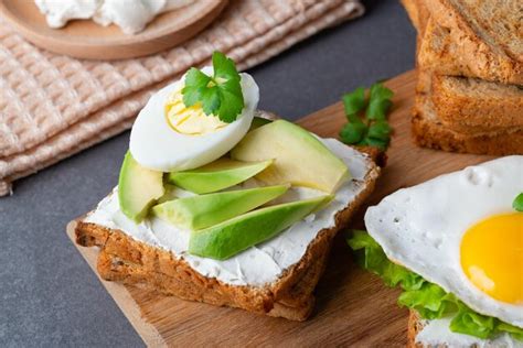 Sándwich de mejillones y huevos cocidos